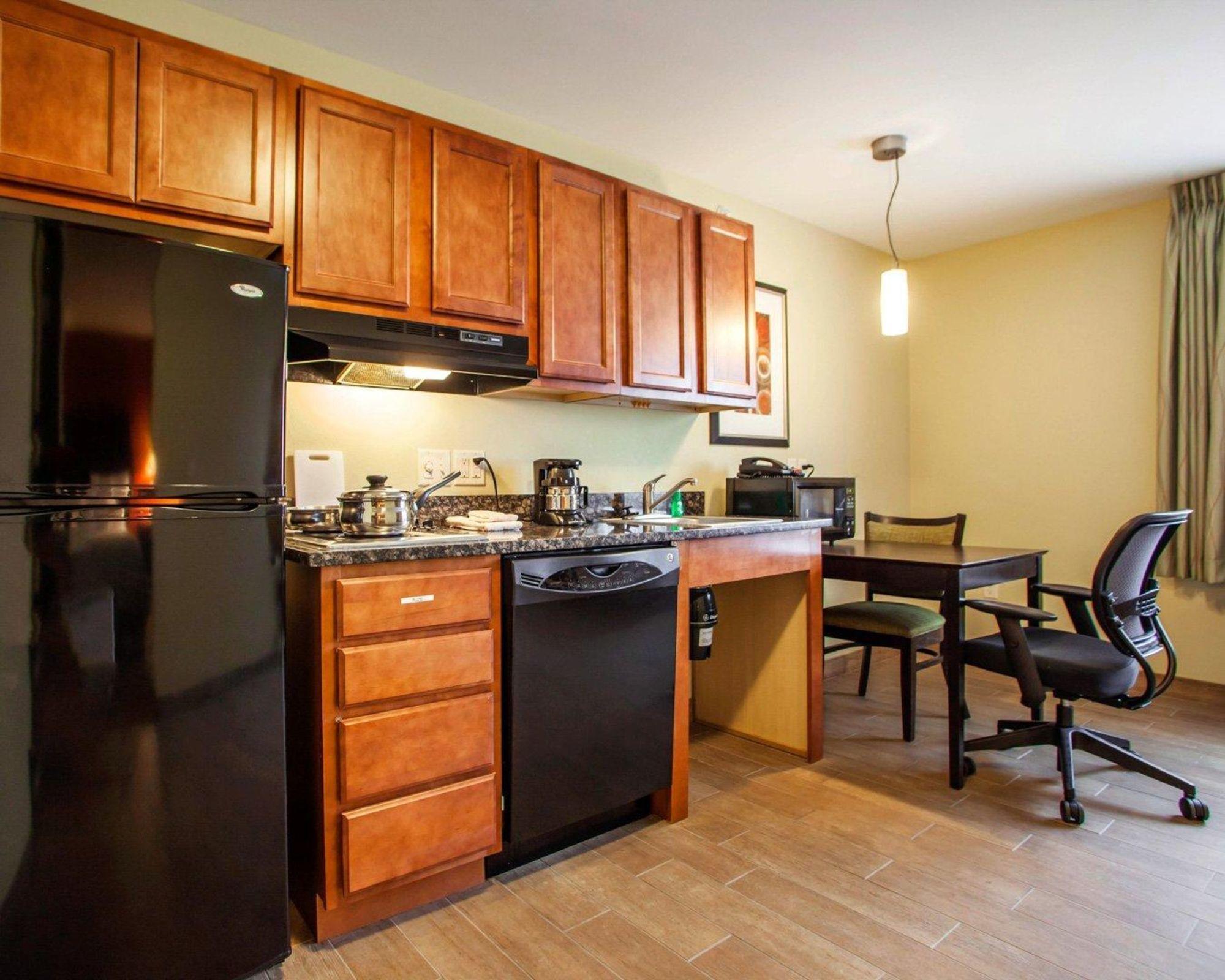 Suburban Studios Cedar Falls Eksteriør bilde